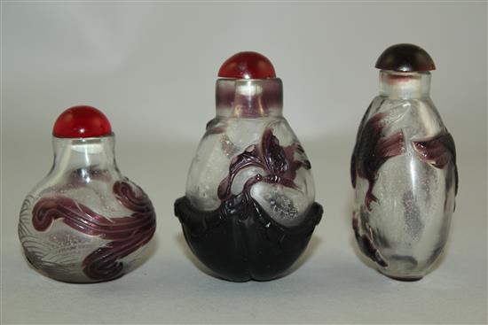 Three Chinese overlaid glass snuff bottles, 4.3 - 6.2cm